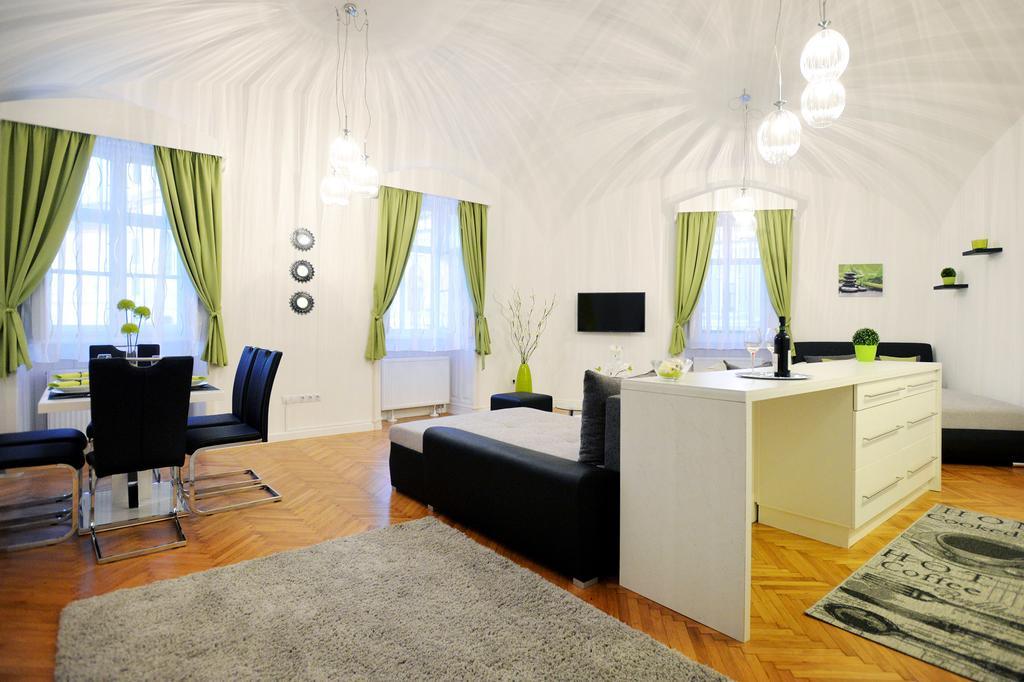 Varkapitany Apartman Eger Exteriör bild