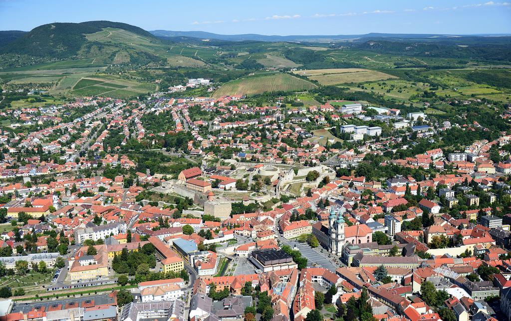 Varkapitany Apartman Eger Exteriör bild
